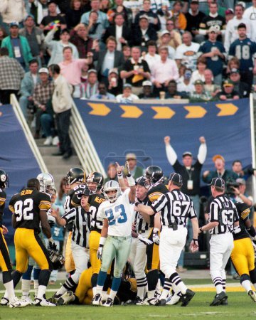 Téléchargez les photos : Dallas Cowboys DB Robert Bailey signale à la foule qui a récupéré le football, lors du Super Bowl XXX joué le 28 Janvier 1996, à Tempe, Arizona. - en image libre de droit