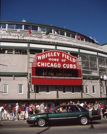 Téléchargez les photos : Panneau historique Wrigley Field devant Wrigley Field à Chicago, IL. - en image libre de droit