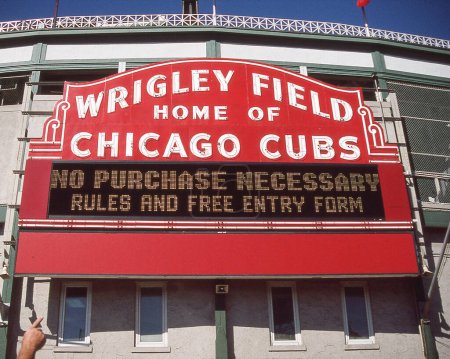 Téléchargez les photos : Panneau historique Wrigley Field devant Wrigley Field à Chicago, IL. - en image libre de droit