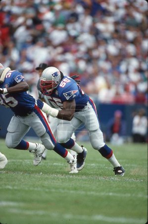 Téléchargez les photos : Patriotes de la Nouvelle-Angleterre LB Willie McGinnest dans l'action de la NFL dans les années 1990. - en image libre de droit