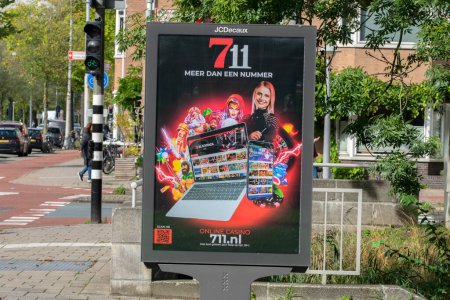 Téléchargez les photos : Publicité Panneau d'affichage 711 Casino En Ligne à Amsterdam Les Pays-Bas 29-9-2022 - en image libre de droit