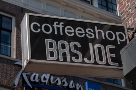 Téléchargez les photos : Panneau d'affichage Coffeeshop Basjoe à Amsterdam Pays-Bas 23-6-2022 - en image libre de droit