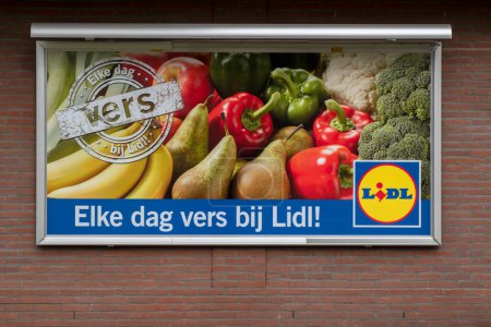 Foto de Billboard Lidl Cada Día Fresco En Amsterdam Los Países Bajos 16-3-2022 - Imagen libre de derechos