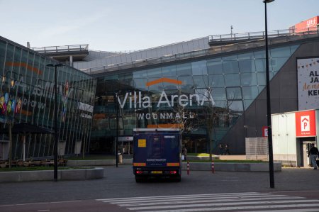 Téléchargez les photos : Camion Brinks Company au centre commercial Villa Arena à Amsterdam aux Pays-Bas 11-3-2022 - en image libre de droit
