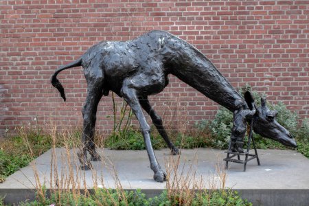 Téléchargez les photos : Statue en bronze d'une girafe au zoo d'Artis Amsterdam Pays-Bas 28-3-2022 - en image libre de droit