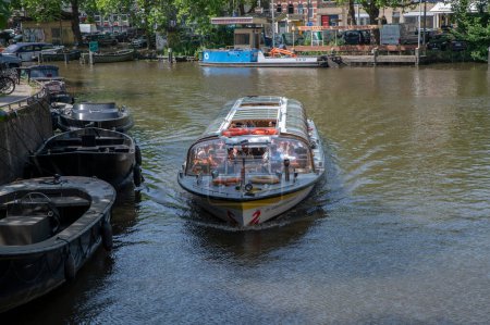 Téléchargez les photos : Bateau de croisière Canal au Wim Sonneveldbrug à Amsterdam Pays-Bas 17-6-2022 - en image libre de droit