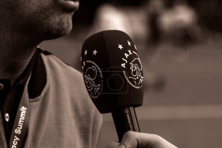 Téléchargez les photos : Fermer Microphone De Ajax Television En Noir Et Blanc à Amsterdam aux Pays-Bas 21-9-2022 - en image libre de droit