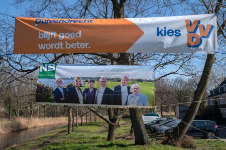 Foto de Primer plano dos banderas para las elecciones en Duivendrecht Países Bajos 11-2-2022 - Imagen libre de derechos