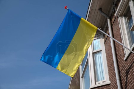 De cerca Bandera Ucraniana Fuera de Protesta en Ámsterdam Países Bajos 22-3-2022
