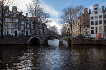 Téléchargez les photos : Fermer Vier heemskinderenbrug Bridge at Amsterdam Pays-Bas 8-2-2022 - en image libre de droit