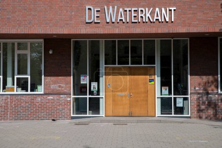 Téléchargez les photos : Entrance School De Waterkant à Amsterdam Pays-Bas 24-3-2022 - en image libre de droit