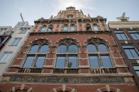 Téléchargez les photos : Ancien bâtiment Maatschappij Voor Den Werkende Stand à Amsterdam Pays-Bas 23-6-2022 - en image libre de droit