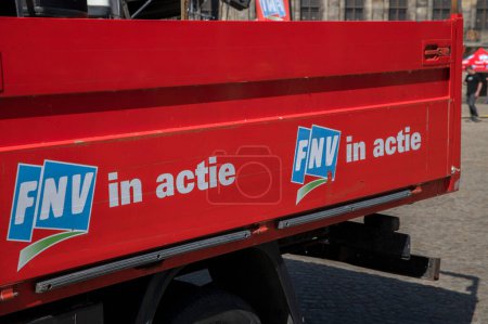 Téléchargez les photos : FNV Slogan sur un camion d'entreprise à Amsterdam aux Pays-Bas 11-6-2022 - en image libre de droit