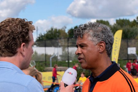 Téléchargez les photos : Frank Rijkaard interviewé par le NOS lors de la journée portes ouvertes de la Fondation Johan Cruijff à Amsterdam aux Pays-Bas 21-9-2022 - en image libre de droit