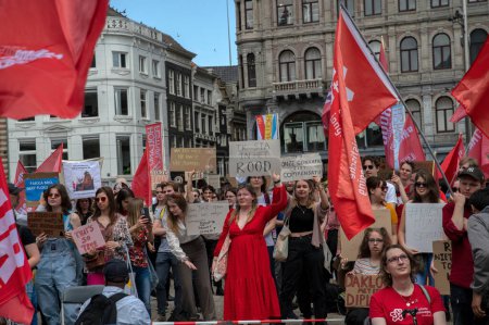 Foto de Grupo de manifestantes en manifestación estudiantil en Ámsterdam Países Bajos 11-6-2022 - Imagen libre de derechos