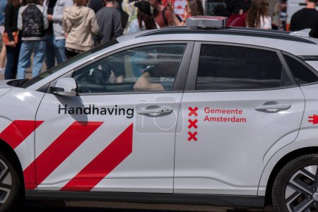 Téléchargez les photos : Handhaving Company Car à Amsterdam Pays-Bas 11-6-2022 - en image libre de droit