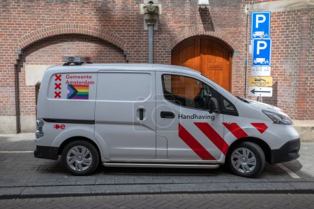 Téléchargez les photos : Handhaving Company Car avec autocollant LGBT à Amsterdam aux Pays-Bas 28-7-2022 - en image libre de droit