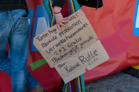 Foto de Celebración de una cartelera para el gabinete Rutte en la manifestación estudiantil en Amsterdam Los Países Bajos 11-6-2022 - Imagen libre de derechos