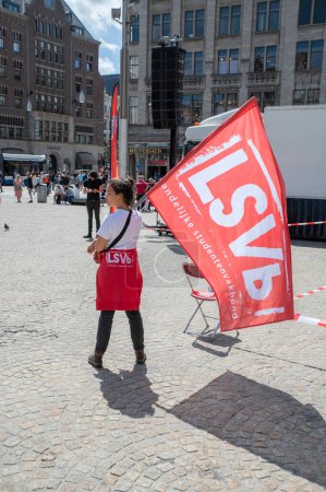 Foto de Mantener una bandera LSVB en la manifestación estudiantil en Ámsterdam Los Países Bajos 11-6-2022 - Imagen libre de derechos