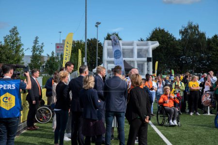 Téléchargez les photos : Le roi Willem Alexander accueilli à la journée portes ouvertes de la Fondation Johan Cruijff à Amsterdam aux Pays-Bas 21-9-2022 - en image libre de droit