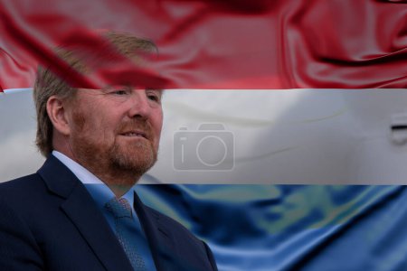 Foto de King Willem Alexander con bandera holandesa en el fondo en Ámsterdam Los Países Bajos 21-9-2022 - Imagen libre de derechos