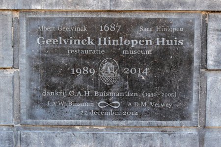 Téléchargez les photos : Memorial Stone Geelvinck Hinlopen Huis Building at Amsterdam Pays-Bas 8-2-2022 - en image libre de droit