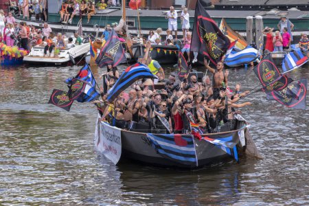 Foto de Motorsportclub Amsterdam Boat At The Gaypride Canal Parade With Boats At Amsterdam Holanda 8-6-2022 - Imagen libre de derechos