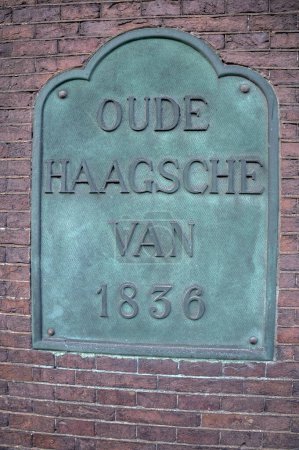 Foto de Cartelera publicitaria antigua Oude Haagsche Van 1836 En Amsterdam Los Países Bajos 8-2-2022 - Imagen libre de derechos