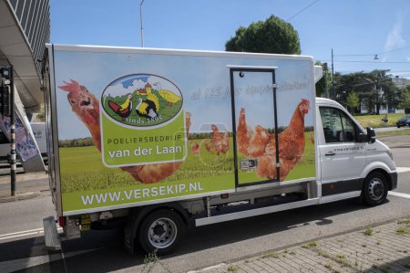 Foto de Poeliersbedrijf Van Der Laan Company Truck at Amsterdam Países Bajos 12-7-2022 - Imagen libre de derechos