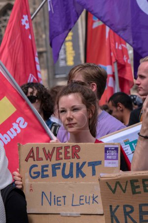 Foto de Manifestante en la manifestación estudiantil en Ámsterdam Países Bajos 11-6-2022 - Imagen libre de derechos