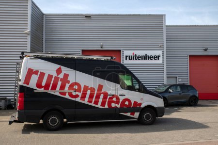 Foto de Ruitenheer Company Van en frente del edificio de la compañía en Diemen los Países Bajos 12-4-2022 - Imagen libre de derechos