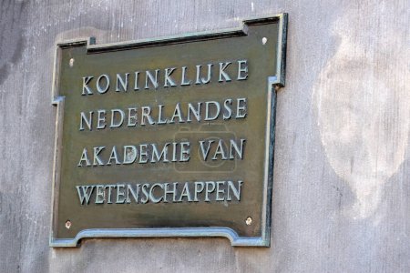 Téléchargez les photos : Signature du Koninklijke Nederlandse Akademie Van Wetenschappen Building à Amsterdam Pays-Bas 23-6-2022 - en image libre de droit