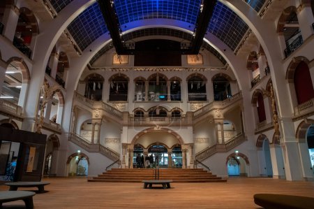 Téléchargez les photos : The Main Hall At The Tropenmuseum Museum At Amsterdam Pays-Bas 1-4-2022 - en image libre de droit