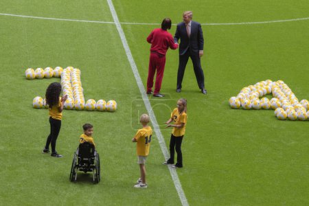 Téléchargez les photos : Tobias Nierop et le roi Willem Alexander au sommet Johan Cruijff Legacy à l'aréna Johan Cruijff à Amsterdam aux Pays-Bas 21-9-2022 - en image libre de droit