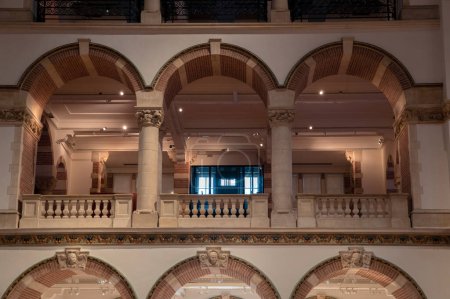 Téléchargez les photos : Escalier supérieur au Tropenmuseum Museum à Amsterdam Pays-Bas 1-4-2022 - en image libre de droit