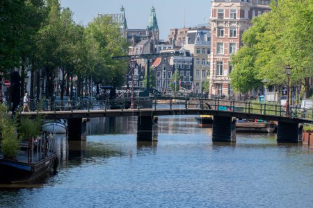 Téléchargez les photos : Vue depuis le pont Oost-Indische Huisbrug à Amsterdam Pays-Bas 23-6-2022 - en image libre de droit