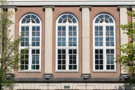 Téléchargez les photos : Fenêtres sur le théâtre Compagnietheater à Amsterdam Pays-Bas 23-6-2022 - en image libre de droit