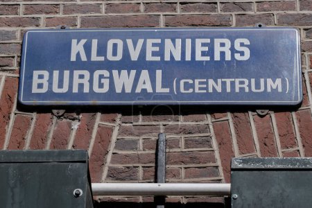Téléchargez les photos : Street Sign Kloverniersburgwal à Amsterdam Pays-Bas 23-6-2022 - en image libre de droit