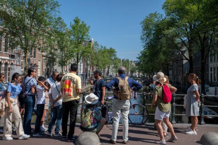 Téléchargez les photos : Touristes guidés à Amsterdam Pays-Bas 23-6-2022 - en image libre de droit