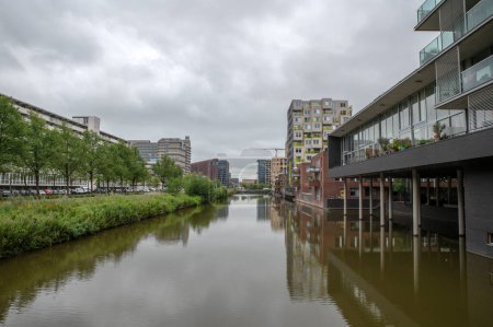 Foto de Vista desde el puente Lex Van Deldenbrug en Ámsterdam Los Países Bajos 11-7-2022 - Imagen libre de derechos