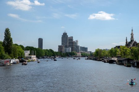 Téléchargez les photos : Vue du pont Nieuwe Amstelbrug à l'Amstelriver Amsterdam Pays-Bas 24-5-2022 - en image libre de droit