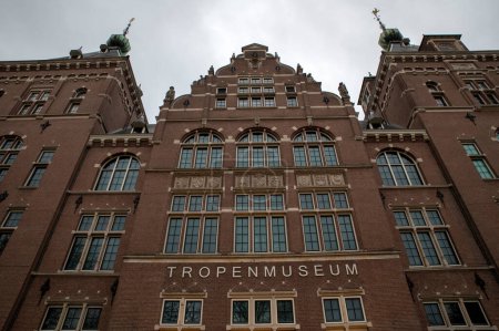 Téléchargez les photos : Tropenmuseum Museum At Amsterdam Pays-Bas 22-11-2022 - en image libre de droit