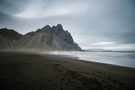 Téléchargez les photos : Beautiful Vestrahorn mountain rising above the black sand beach in eastern Iceland - en image libre de droit