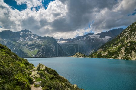 Sentier d'adrénaline au-dessus du lac Gelmersee dans les Alpes suisses