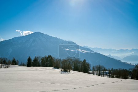 Téléchargez les photos : Belle vue sur le mont Rigi enneigé depuis Zugerberg pendant l'hiver en Suisse - en image libre de droit