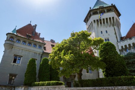 Foto de Smolenice, Eslovaquia - 19 de junio de 2022: Beautifiul Castillo de Smolenice en Eslovaquia durante el verano de 2022 - Imagen libre de derechos