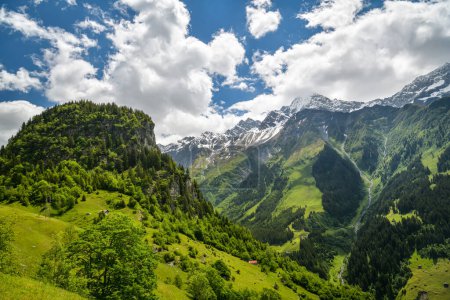 Vista sobre el hermoso valle de Maderanertal en los Alpes Suizos en el cantón de Uri