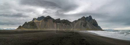 Téléchargez les photos : Célèbre sommet du Vestrahorn au-dessus de la plage de sable noir dans l'est de l'Islande - en image libre de droit