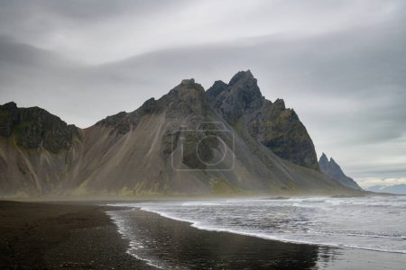 Téléchargez les photos : Beautiful Vestrahorn mountain rising above the black sand beach in eastern Iceland - en image libre de droit