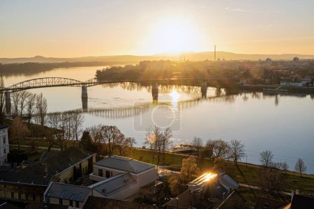 Foto de El puente Maria Valeria une Esztergom en Hungría y Sturovo en la República Eslovaca a través del río Danubio. Tema de transporte. Escena del atardecer
. - Imagen libre de derechos
